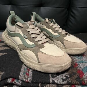 Vans Ultrarange V4 gently used
